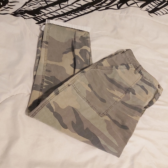 4/$25Cameo print mom jeans high wasted cargo style - Picture 3 of 5